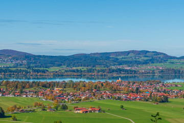 Obraz premium lake mountains and european town with blue sky in autumn time