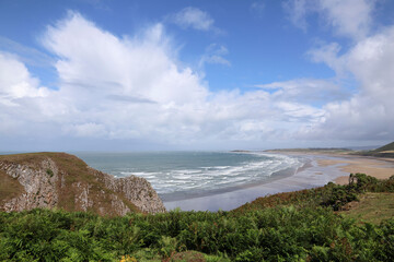 Rhossili Bay lies at the western end of the beautiful Gower peninsula. 3 miles of golden sands, iconic landscapes including Rhossili Downs and Llangennith Beach.