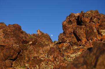 Fototapeta premium moon peeping through the mountains