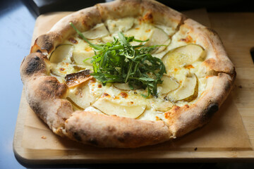Pizza with pear and white sauce