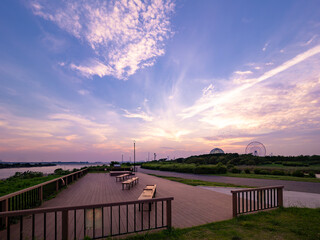 夏の夕景、葛西臨海公園　ウッドデッキと水族館・観覧車　心地よい