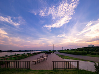 夏の夕景、葛西臨海公園　ウッドデッキと水族館　心地よい