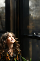 Fototapeta na wymiar Kleines Süßes Mädchen Gesicht mit Locken und schönen Hintergrund, ai generativ