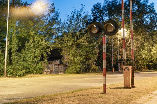 Przejazd kolejowy nocą