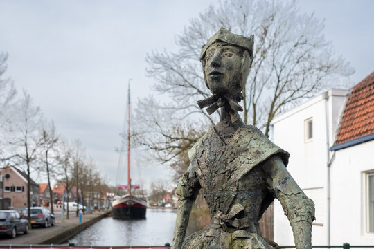 Statue "Staphorster vrouw"  (1897) unkown artist at he Stationsweg in Meppel, Drenthe