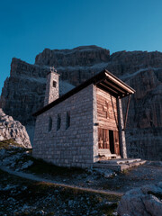 alba sulla chiesa in cima alla montagna