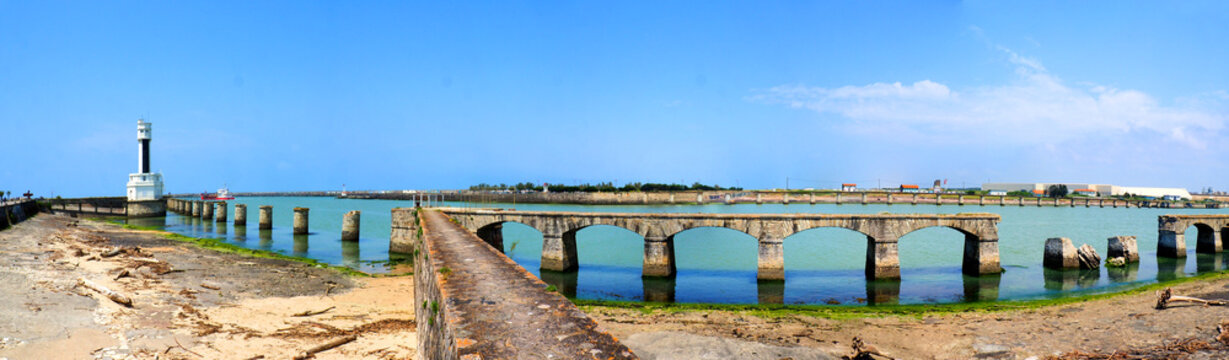 Access to the river port of Bayonne, in the Basque Country, is via the Adour River whose banks are protected by a breakwater. Its entrance is signaled by a semaphore and two headlights