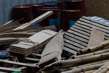 Within the residential area, there are many dumped construction waste and garbage, which are damaging the living environment.
