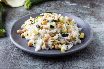 Basmati rice salad with chickpeas and zucchini. Complete vegan dish quick to cook.