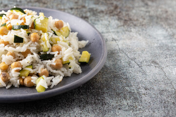 Basmati rice salad with chickpeas and zucchini. Complete vegan dish quick to cook.