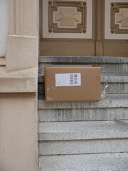 Paket auf Treppe