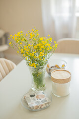 wazon z żółtymi kwiatami
