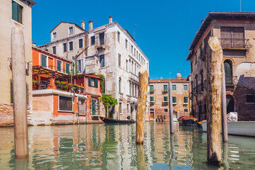 Fototapeta na wymiar narrow street canal in Venice. Italy