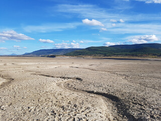 el lago de montañas sin agua