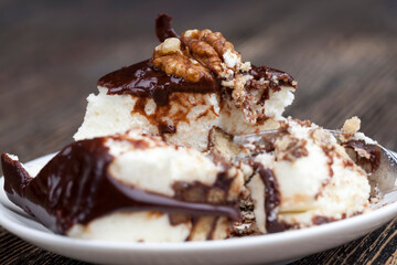 Creamy cheesecake with chocolate and cookies