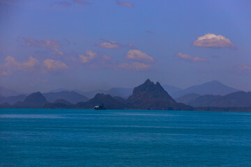 The background of the morning light, the wallpaper of the Twilight sky, the lake or the sea, is a natural beauty, seen between travel