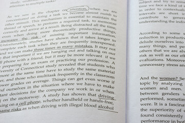 Obraz premium Right technique to use underline technique in a book.