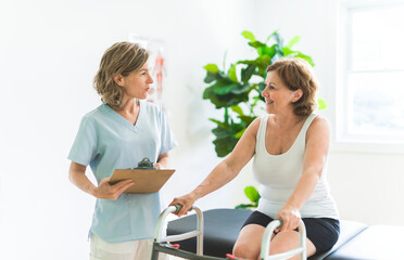 Obraz premium Physiotherapist working with elderly patient in clinic