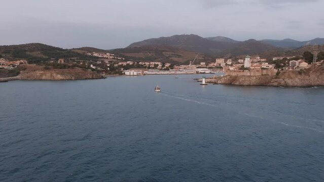Trawler enters Port-Vendres harbour