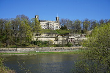 Fototapeta na wymiar Blick zum Schloss Albrechtsberg