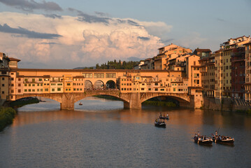 Le Ponte Vecchio à Florence au coucher du soleil. Italie