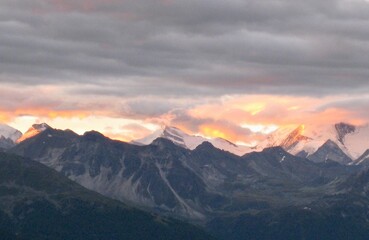 Stimmung bei Sonnenaufgang in den Alpen