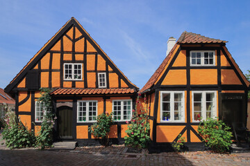 Fototapeta na wymiar Traditionelle orange farbene Häuser in Faaborg, Südfünen, Dänemark
