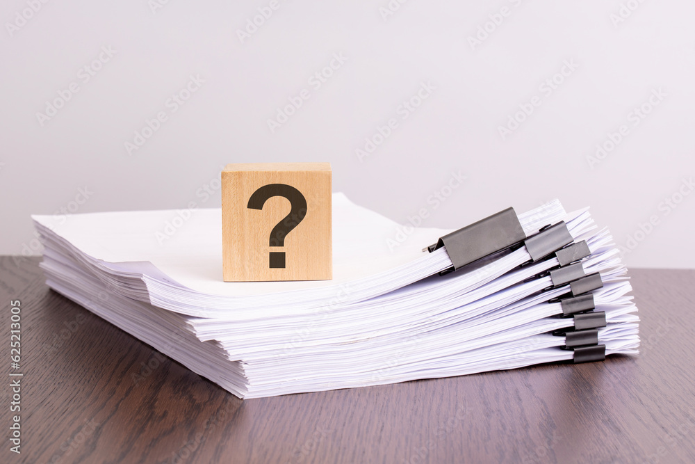 Aufkleber question mark on wooden cube - searching for answers, thoughts for solving a problem, having doubts.