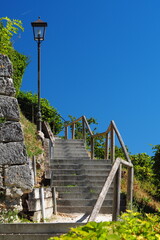 Fototapeta na wymiar Treppe mit Laterne am Stethaimerweg in Burghausen, Oberbayern, Bayern, Deutschland