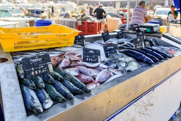 Abwaschbare Fototapete Mittelmeereuropa Freshly caught fish, mackerel, sea bream and dorade bass on display at the fish market in the old town or Vieil Antibes, South of France