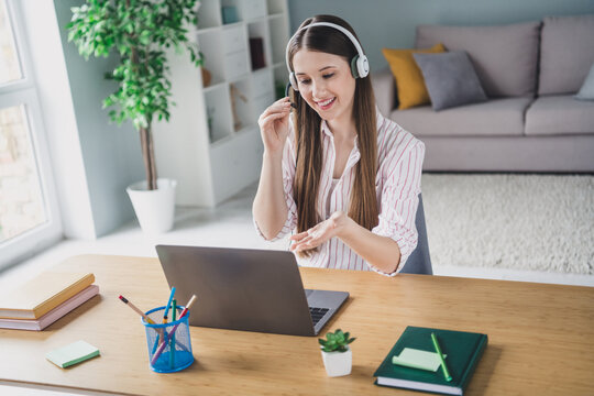 Photo Portrait Of Lovely Young Lady Customer Consultant Headset Dressed Stylish Smart Casual Garment Multifunctional Apartment Home Office