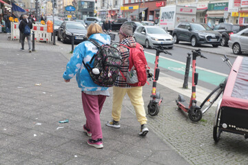 weibliche touristen mit rucksack