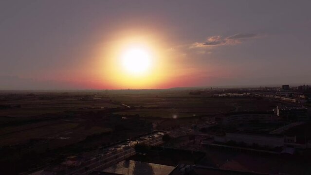 Atardecer en verano con calima del polvo sahariano