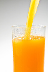 Copo de suco de laranja, fruta e folha