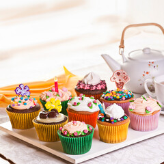 Cupcake, mesa com arranjo de cores e sabores