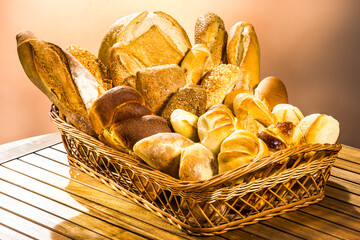 Cesta de pães diversos em fundo