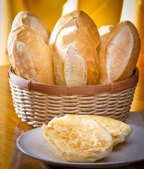 Cesta de Pão francês, arranjo em fundo