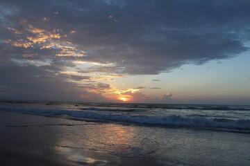 Obraz premium cloudy sunrise at the beach