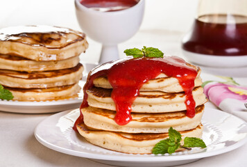 Panqueca de frutas vermelhas, com calda de morango, sobremesa doce