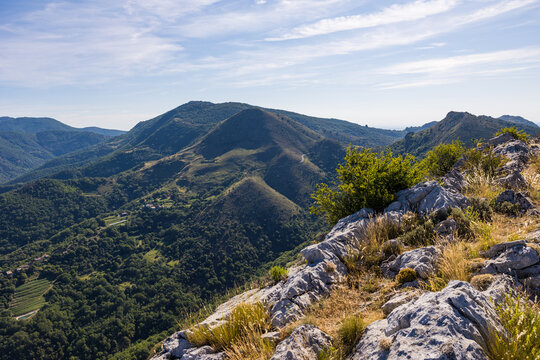 Montagne du Pain de sucre culminant &agrave; 792 m&egrave;tres pr&egrave;s du Sum&egrave;ne, dans le sud des C&eacute;vennes, depuis le Ranc de Banes