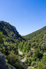 Paysage autour de l’ancien chemin de fer entre Ganges et Sumène devenue voie verte, dans le sud des Cévennes