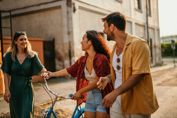 Fototapeta premium A group of tourists embarks on a bike tour through the city, creating unforgettable memories as they walk along together.