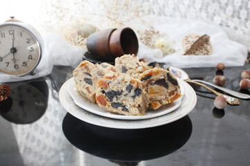 roll with dried fruits