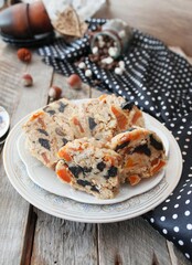 roll with dried fruits