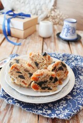 roll with dried fruits