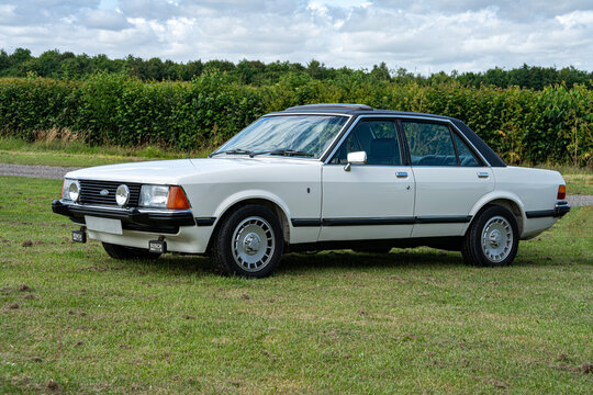 Ford Granada 2.8i Ghia in White