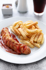 Curry Bockwurst mit Pommes