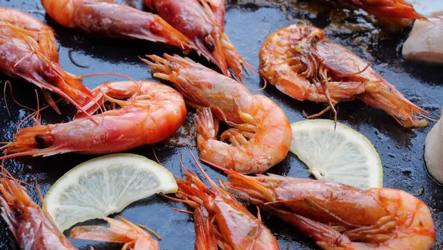 Shrimp Cooking On Grill, grillplatte, close up.