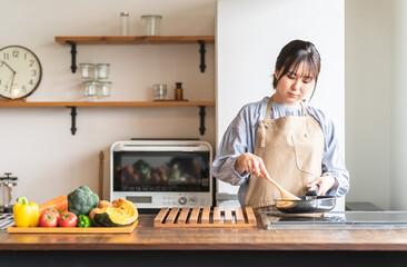 料理嫌い・家事をストレスに感じて悩む女性・主婦（疲れる）  © buritora