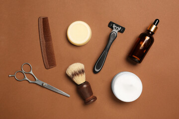 Fototapeta na wymiar Set of men's shaving tools on brown background, flat lay